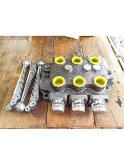 วาล์วมือโยกไฮดรอลิค 3แกนโยก ผ่านน้ำมัน114 ลิตร/นาที ยี่ห้อCROSSHYDRAULIC