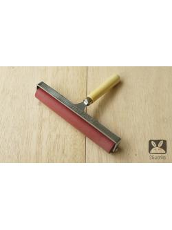 ลูกกลิ้งล้อยาง ด้ามไม้ 8 นิ้ว