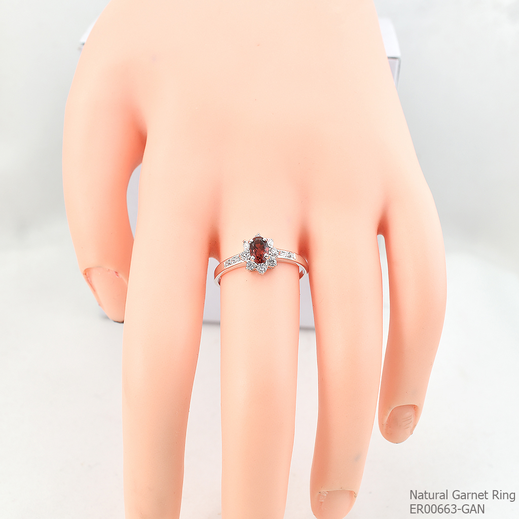 SKJewelryfactory แหวนโกเมนนแท้ ล้อมเพชร ดีไซน์สุดคลาสสิค ไม่มีตกเทรนด์ ตัวเรือนแท้ ER00663-GAN