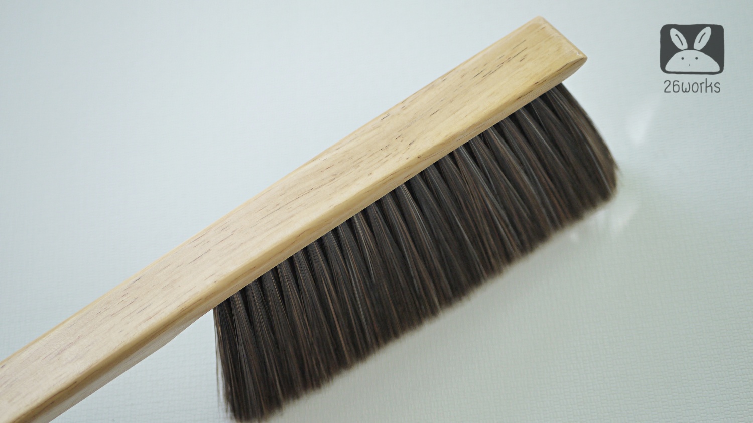 แปรงปัดฝุ่นด้ามไม้ สามเหลี่ยมตรง ขนพลาสติก