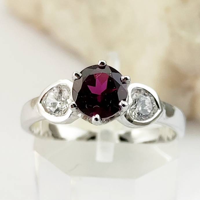 SKJewelryfactory แหวนชูยอด พลอยโรโดไลท์การ์เน็ตแท้ สีแดงอมม่วง ER00349-RGN