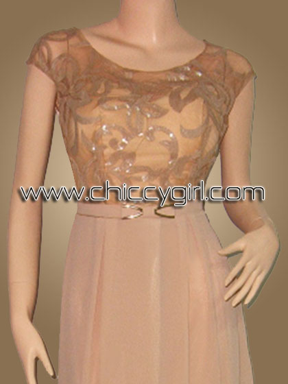 ชุดราตรียาวสีเบจ คอกลม แบบมีแขน ผ้าลูกไม้ปักคล้ายขนลายดอกไม้ ประดับเลื่อม เอวแต่งโบว์ติดโลหะสีทอง กระโปรงผ้าชีฟองพริ้ว แบบสวย สุภาพ เรียบร้อย น่ารัก หรูหราสง่างามมาก