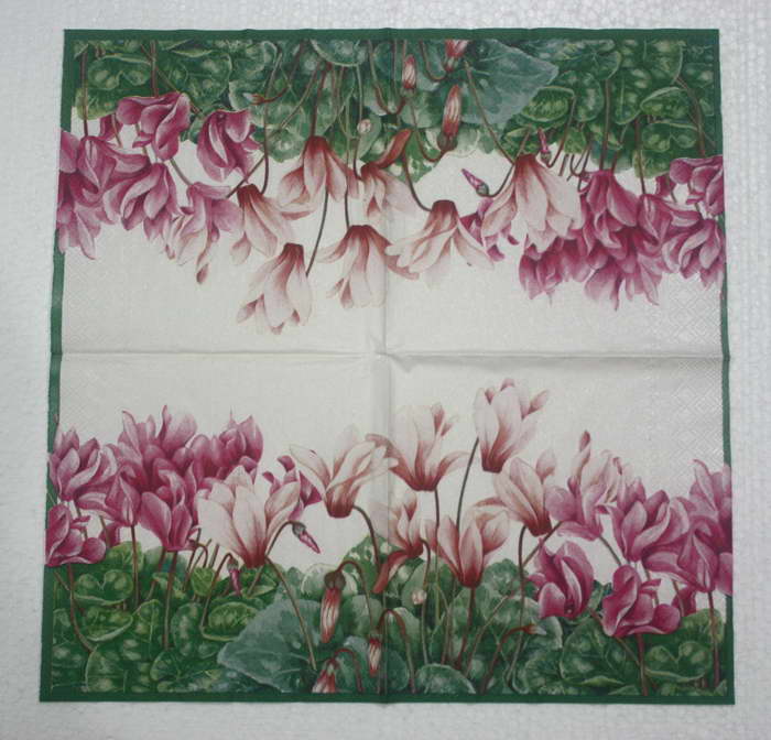 แนวภาพดอกไม้ ดอกไซคลาเมน ในทุ่ง Cyclamen เป็นภาพแนวยาว กระดาษแนพกิ้นสำหรับทำงาน เดคูพาจ Decoupage Paper Napkins ขนาด 33X33cm