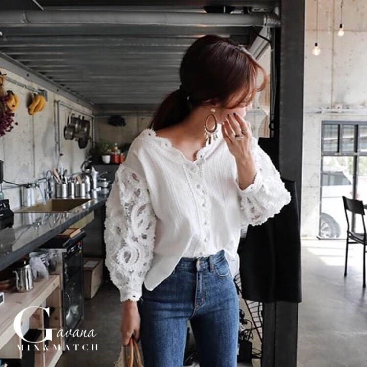 เสื้อเกาหลี พร้อมส่ง เสื้อแต่งลูกไม้ฉลุ คอวี