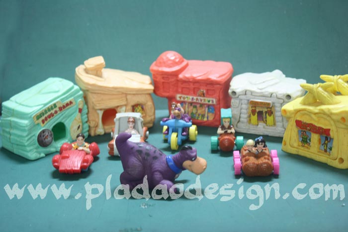 1994 McDonald's แมคโดนัลด์ ของเล่น ของสะสม Happy Meal The Flintstones บ้านพร้อมรถ + Dino Under 3 อยู่นอกแพ็คค่ะ