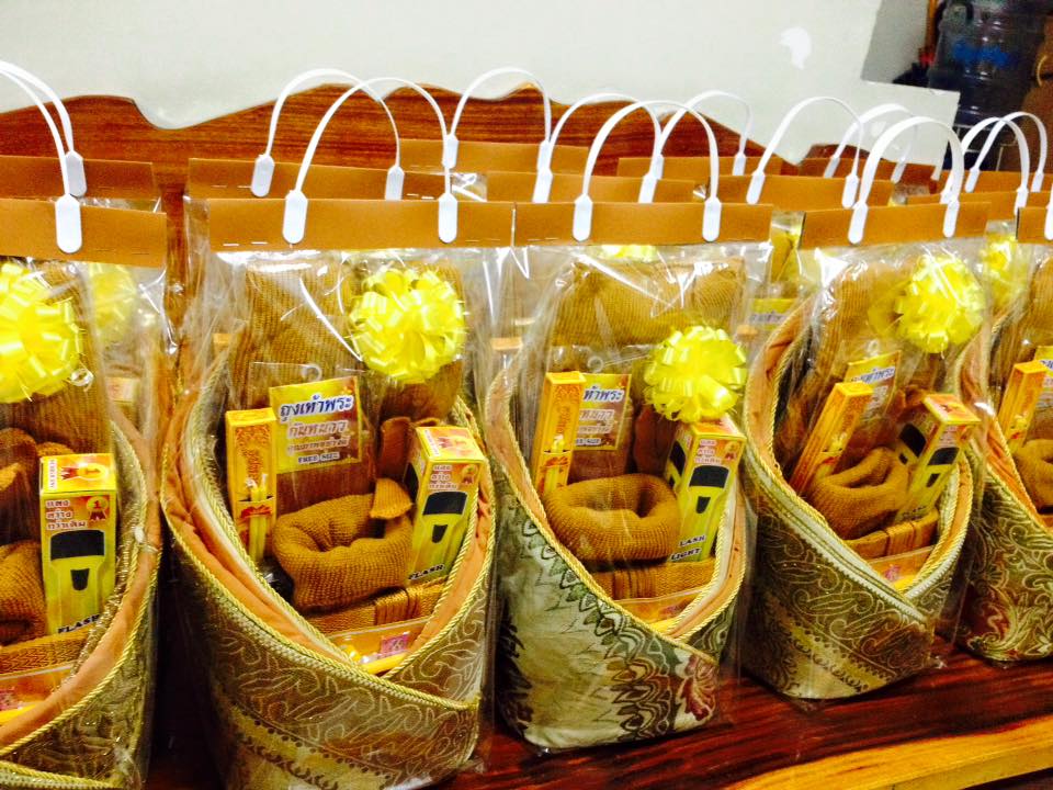 สังฆทานอาสนะ (ชุดเครื่องกันหนาวพระ)