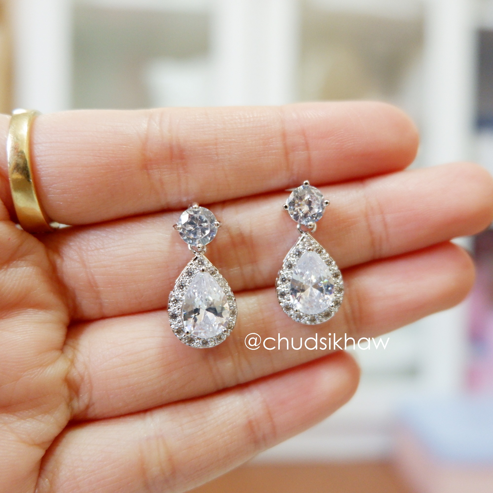 ต่างหูหลายแบบน่ารัก เล่นไฟ มุกแวววาว สวย ราคา 190 - 350 บาท