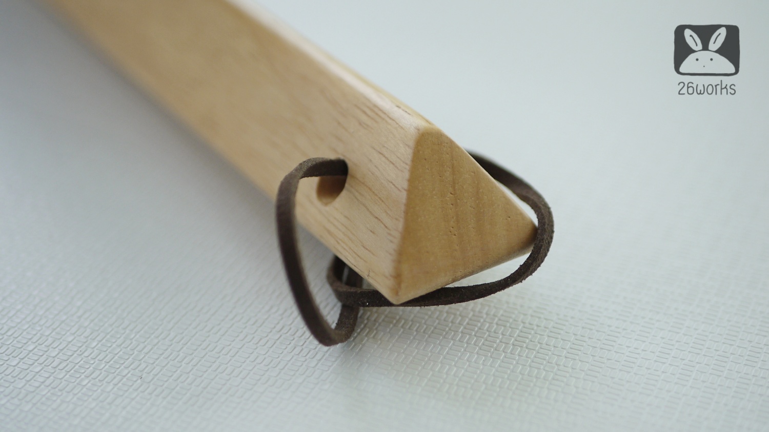 แปรงปัดฝุ่นด้ามไม้ สามเหลี่ยมตรง ขนพลาสติก