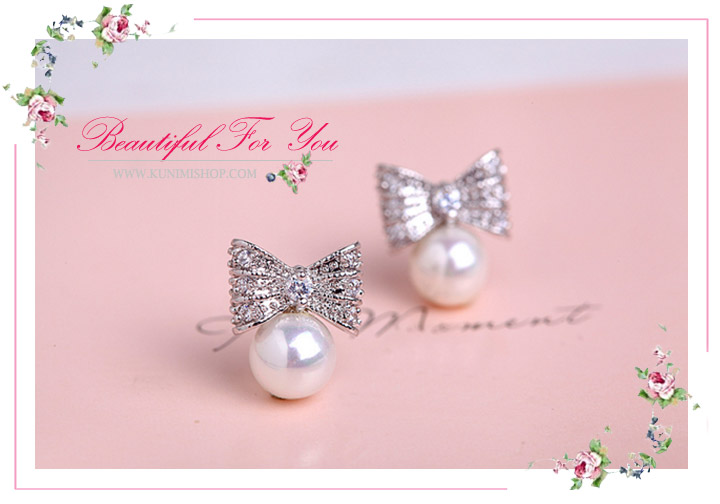 WT073 ตุ้มหู ต่างหูสีเงิน รูปโบว์ ประดับด้วยไข่มุข สวยหวาน ขนาด 1 cm.