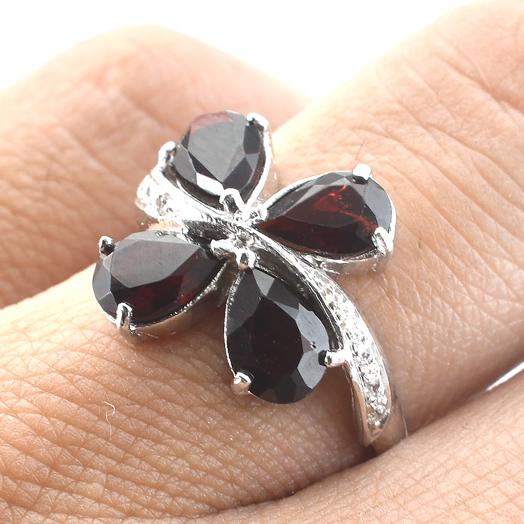 SKJewelryFactory แหวนดอกไม้ สีแดงแก่กล่ำ พลอยโกเมนแท้ สีเเดงเข้มๆ สวยจับใจ ER01549-GAN