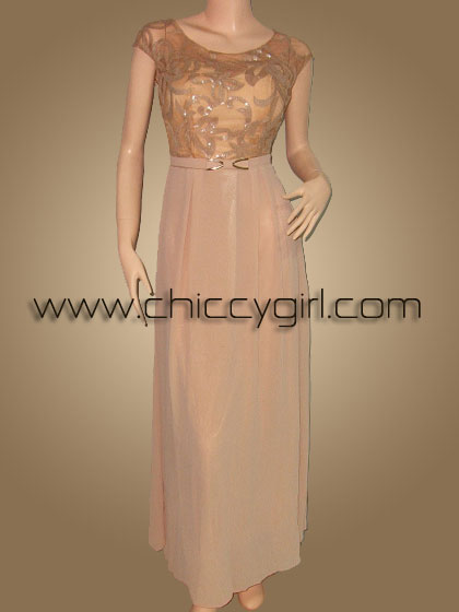 ชุดราตรียาวสีเบจ คอกลม แบบมีแขน ผ้าลูกไม้ปักคล้ายขนลายดอกไม้ ประดับเลื่อม เอวแต่งโบว์ติดโลหะสีทอง กระโปรงผ้าชีฟองพริ้ว แบบสวย สุภาพ เรียบร้อย น่ารัก หรูหราสง่างามมาก