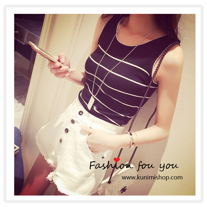  เสื้อแฟชั้น เสื้อยืด ที 2 สี สีขาว สีดำ แขนกุด คอกลม ลายขวาง สวยน่ารัก สินค้าเหมือนแบบ 100 % Free Size : เสื้อยาว 18.5 นิ้ว // รอบอกไม่เกิน 32 นิ้ว ผ้า : ผ้าโพลีเอสเตอร์ ( มีความยืดหยุ่น )