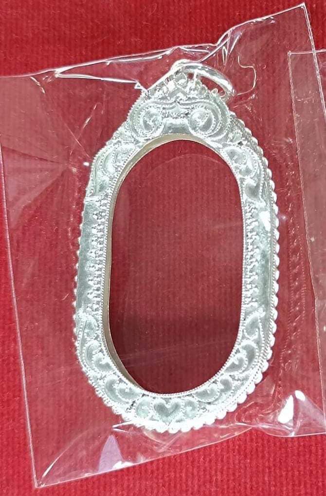 กรอบเงินลงยา ใส่เหรียญใบพาย100ปี หลวงปู่แผ้ว วัดรางหมัน