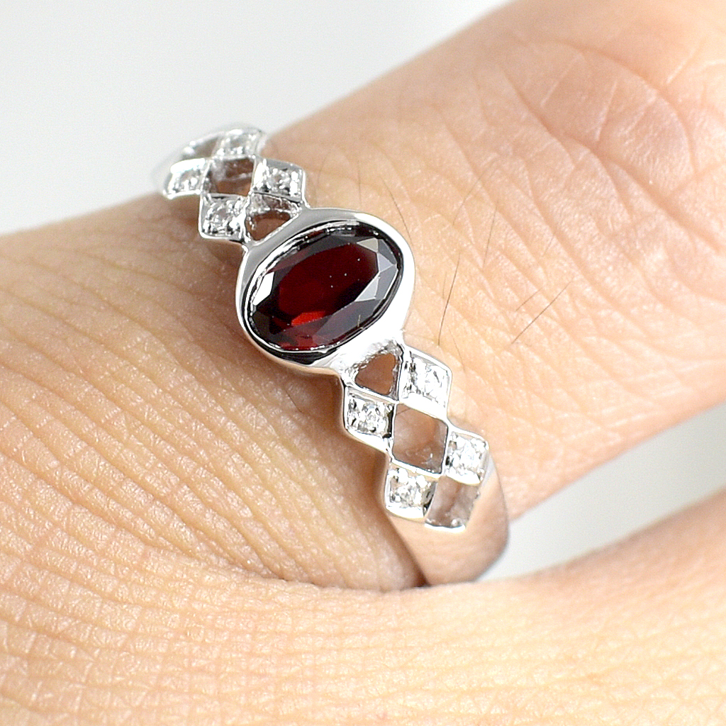 SKJewelryFactory แหวนพลอยโกเมนแท้ ทรงผู้หญิง แซมเพชรด้านข้าง ดีไซน์สี่เหลี่ยมข้าวหลามตัดมุม ER01402-GAN