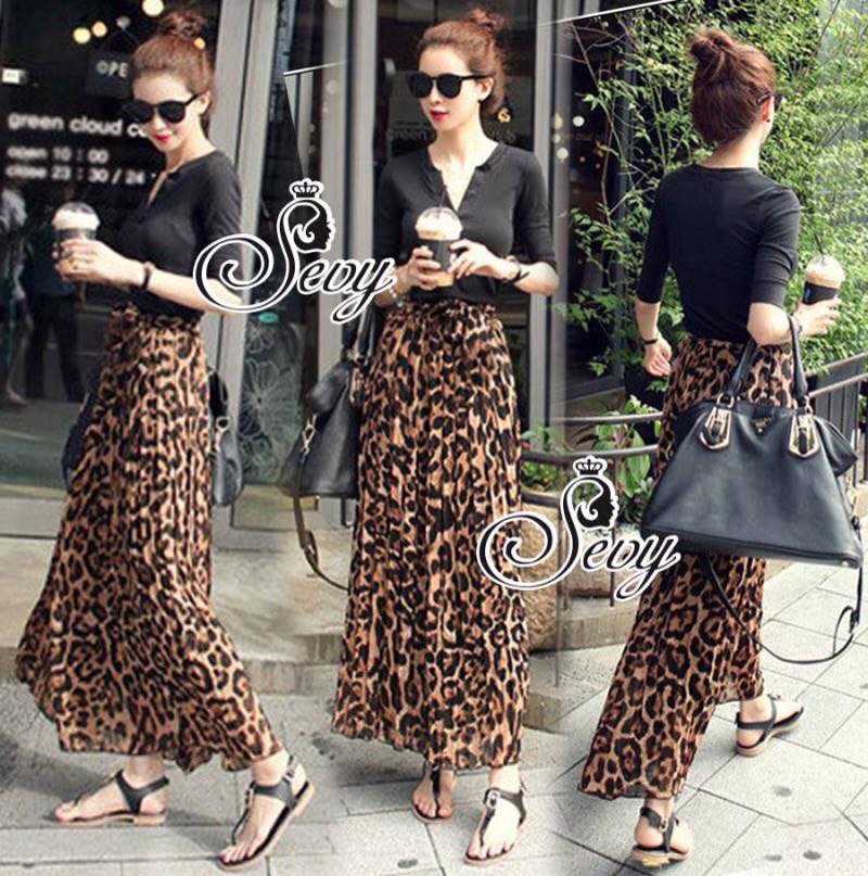 พร้อมส่ง Set เสื้อยืดคอวีแขนศอกสีดำ มาพร้อมกันกับกระโปรงลายเสือ