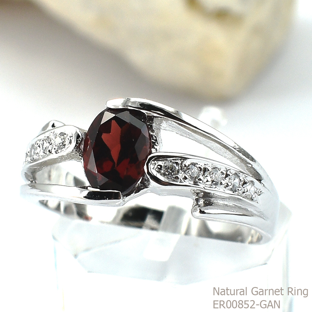 SKJewelryFactory แหวนพลอยโกเมนแท้และเพชร พลอยโกเมนแท้ สีแดงเข้ม ER00852-GAN