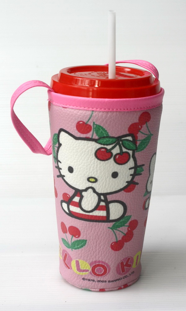 แก้วเก็บความเย็น สะดวกสบายด้วยหูหิ้ว ลาย Hello Kitty เชอร์รี่ บนพื้นชมพู เก็บความเย็นได้กว่า 5 ชั่วโมง
