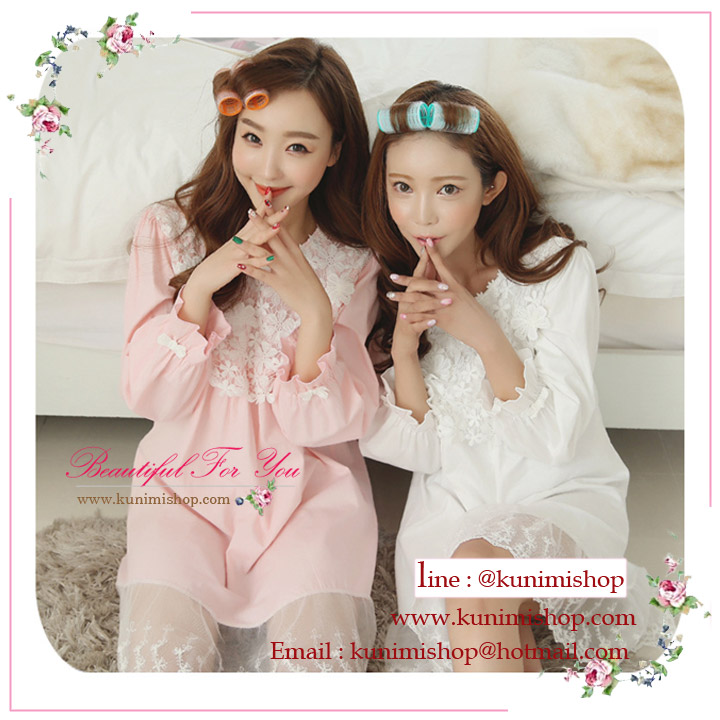 ชุดนอนกระโปรงยาว มี 2 สี : สีขาว และ สีชมพู ช่วงแขนเป็นแขนจั้มยางยืด ช่วงอก ตบแต่งด้วยผ้าลูกไม้ น่ารักมากๆคะ ( ไม่มีฟองน้ำซับน้ำ)