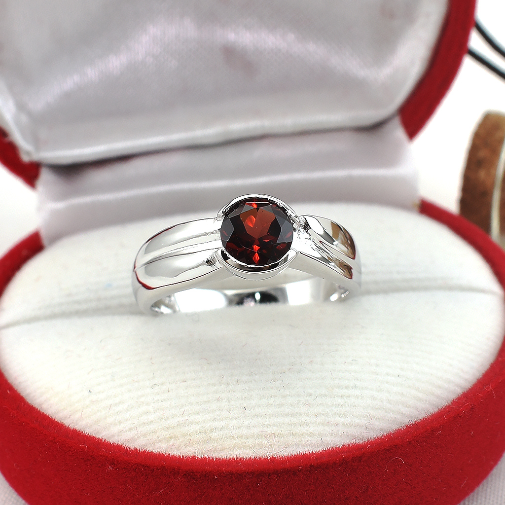 SKJewelryFactory แหวนโกเมนแท้ ดีไซน์เรียบๆ เหมาะใส่ติดนิ้วตลอดเวลา ตัวเรือนเงินแท้ ER00816-GAN
