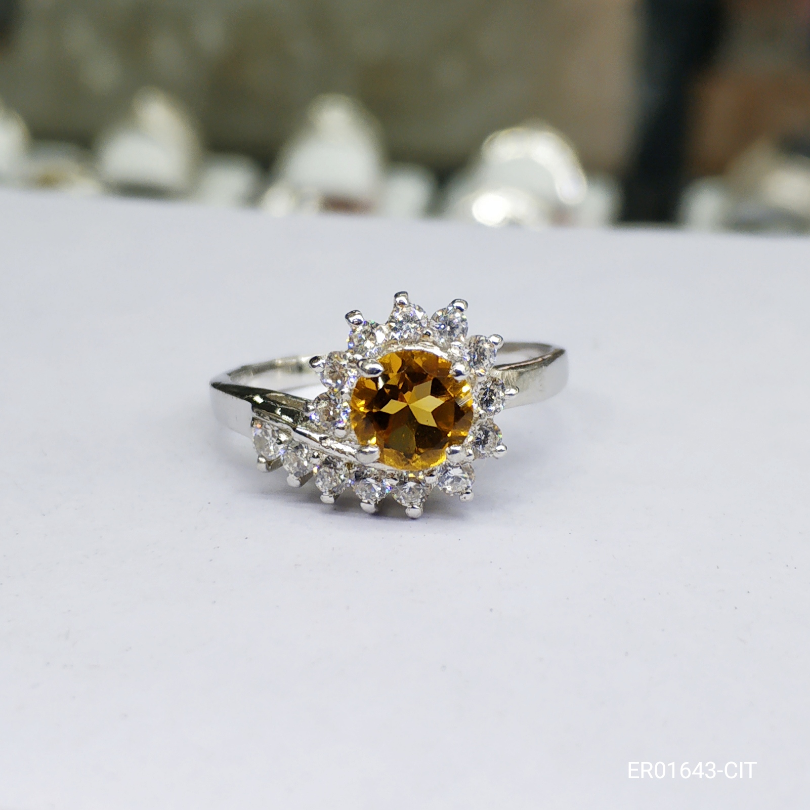 SKJewelryfactory แหวนเงินแท้ ฝังพลอยซิทรินแท้ ประดับด้วยเพชรเปรียบดั่งดวงตะวันทอแสง ER01643-CIT