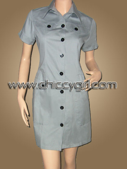 เสื้อคลุมตัวยาวแขนสั้นมีปกกระดุมหน้าสีเทา แต่งกระเป๋าที่หน้าอก มีกระเป๋าใหญ่ลึก 2 ข้าง ผ้าเกรดเอ