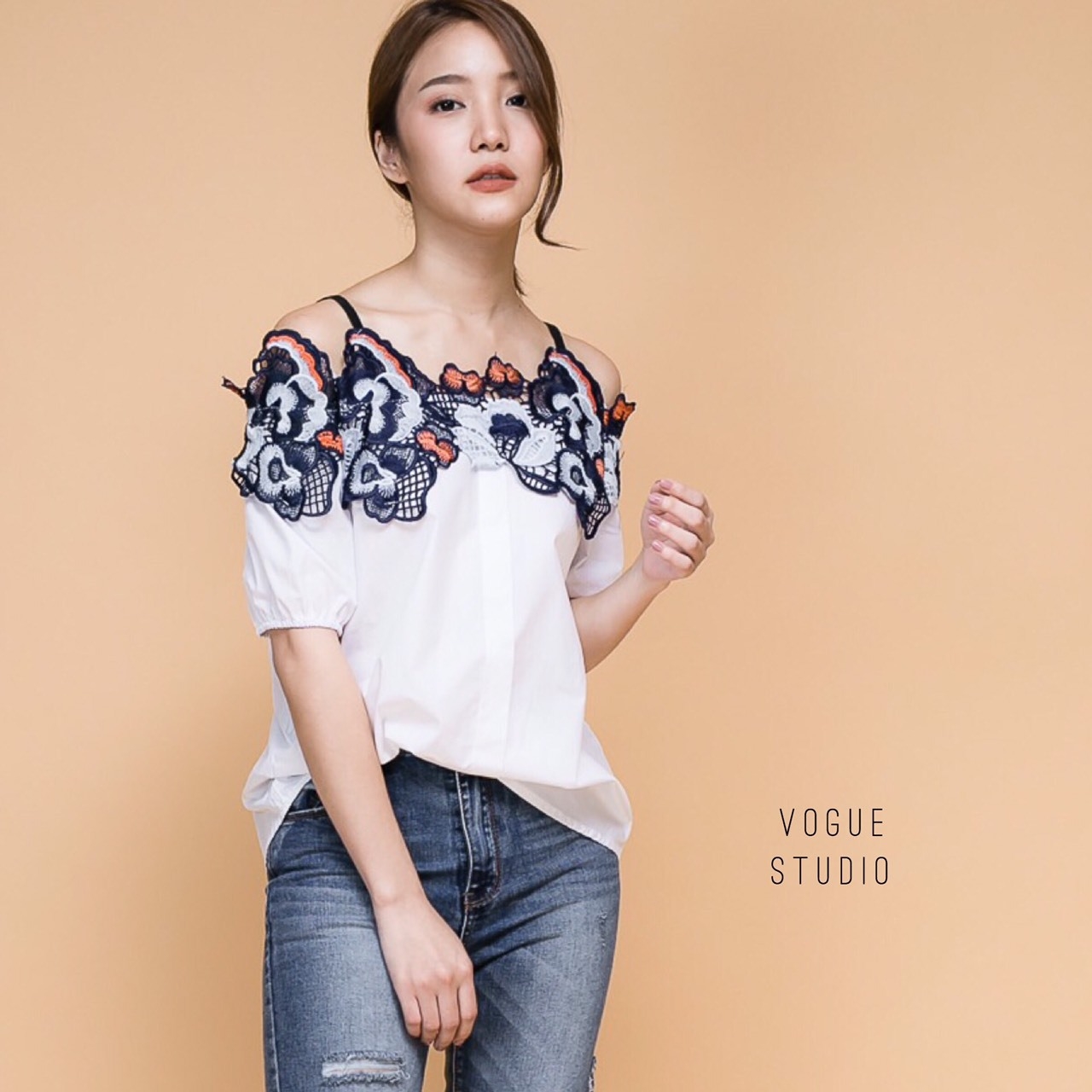 เสื้อเกาหลี พร้อมส่ง เสื้อสายเดี่ยวเว้าไหล่