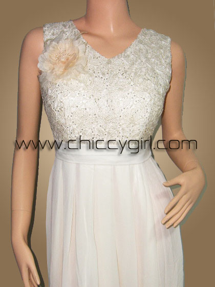 ชุดราตรียาวสีครีม คอวี แขนกุด ผ้าลูกไม้ถักไหมเงามันลายดอกไม้ ประดับเลื่อม ตกแต่งเข็มกลัดดอกไม้ที่อก กระโปรงผ้าชีฟองพริ้ว แบบสวย สุภาพ เรียบร้อย น่ารัก หรูหราสง่างามมาก