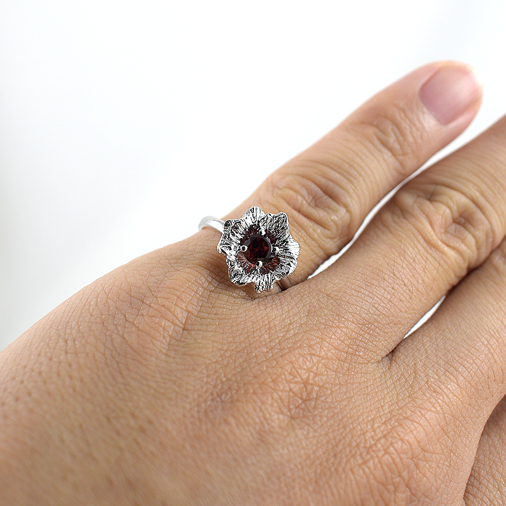 SKJewelryFactory แหวนดอกไม้ แหวนเงินแท้ 92.5% ฝังพลอยโกเมนแท้ ER02240-GAN