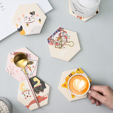 Pre-Order ที่รองแก้ว หินรองแก้วซับน้ำ Diatomite น้ำไม่เลอะโต๊ะ ทรงหกเหลี่ยม ลาย Maneki
