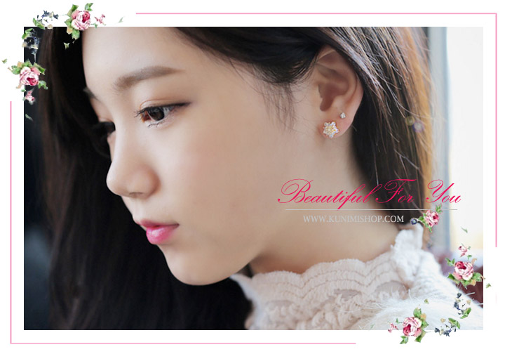 ตุ้มหู ต่างหูสีทอง ประดับด้วยเพชร สวยหรู แบบแป้นเสียบ ใส่ได้ทุกโอกาส สวยไม่ซ้ำใครคะ จะซื้อใส่เอง หรือ เป็นของขวัญ ก็ได้คะ ขนาด : ความยาว 1 cm.