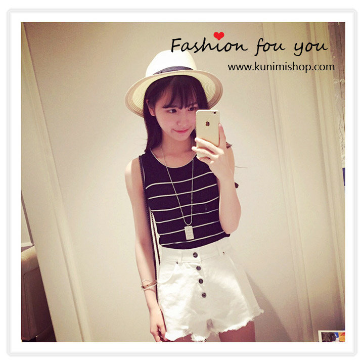  เสื้อแฟชั้น เสื้อยืด ที 2 สี สีขาว สีดำ แขนกุด คอกลม ลายขวาง สวยน่ารัก สินค้าเหมือนแบบ 100 % Free Size : เสื้อยาว 18.5 นิ้ว // รอบอกไม่เกิน 32 นิ้ว ผ้า : ผ้าโพลีเอสเตอร์ ( มีความยืดหยุ่น )