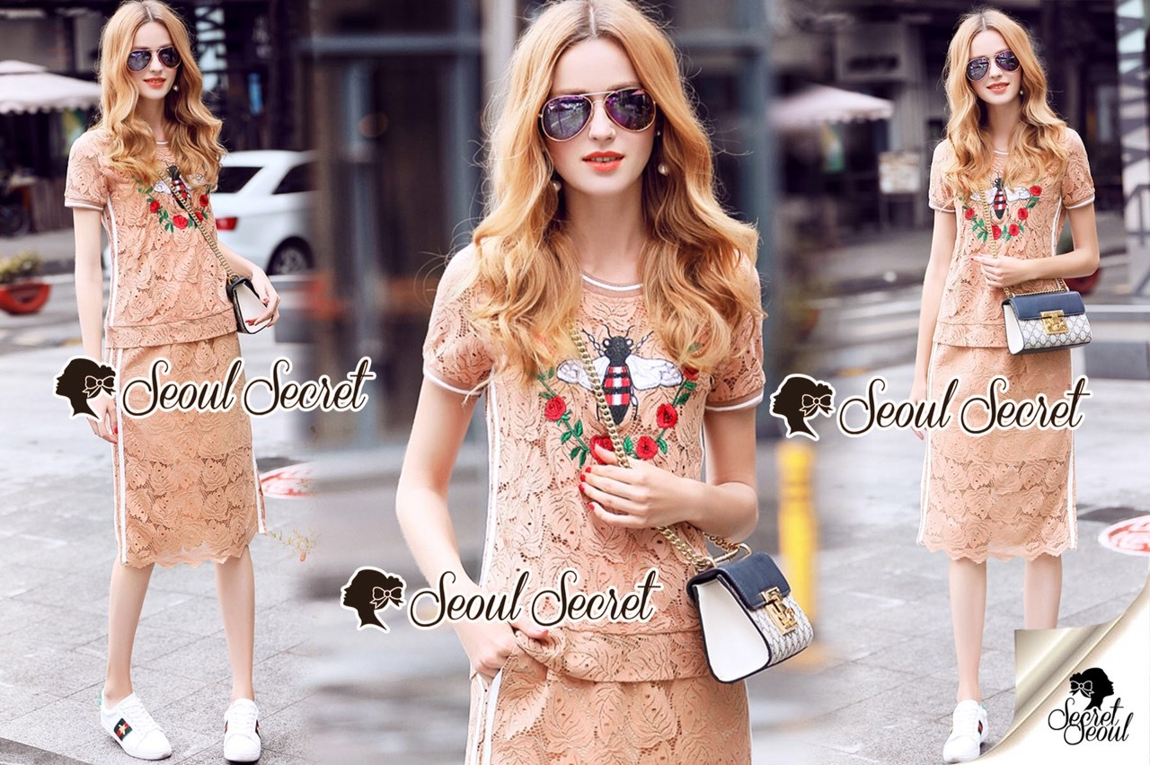 เสื้อผ้าเกาหลี พร้อมส่ง เสื้อปักลายผึ้ง ดอกไม้ กับกระโปรง