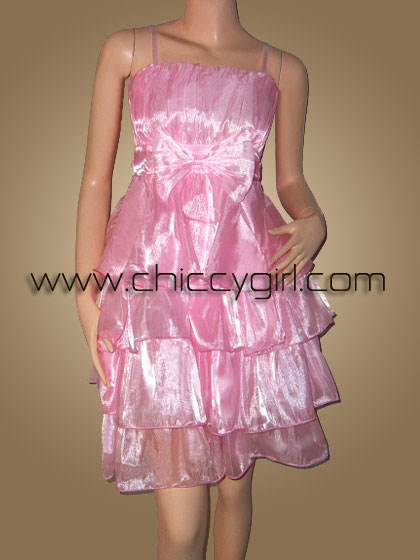 ชุดราตรีผ้าไหมแก้วสายเดี่ยวสีชมพู อกแต่งจีบถี่ แต่งโบว์ข้างเอว กระโปรงแต่งระบาย แบบน่ารักสวยหรูสุดๆ