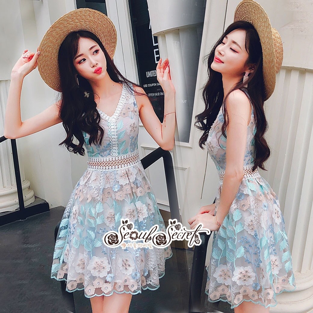 เดรสเกาหลี พร้อมส่ง เดรสทรงคอวีลึก แขนกุด