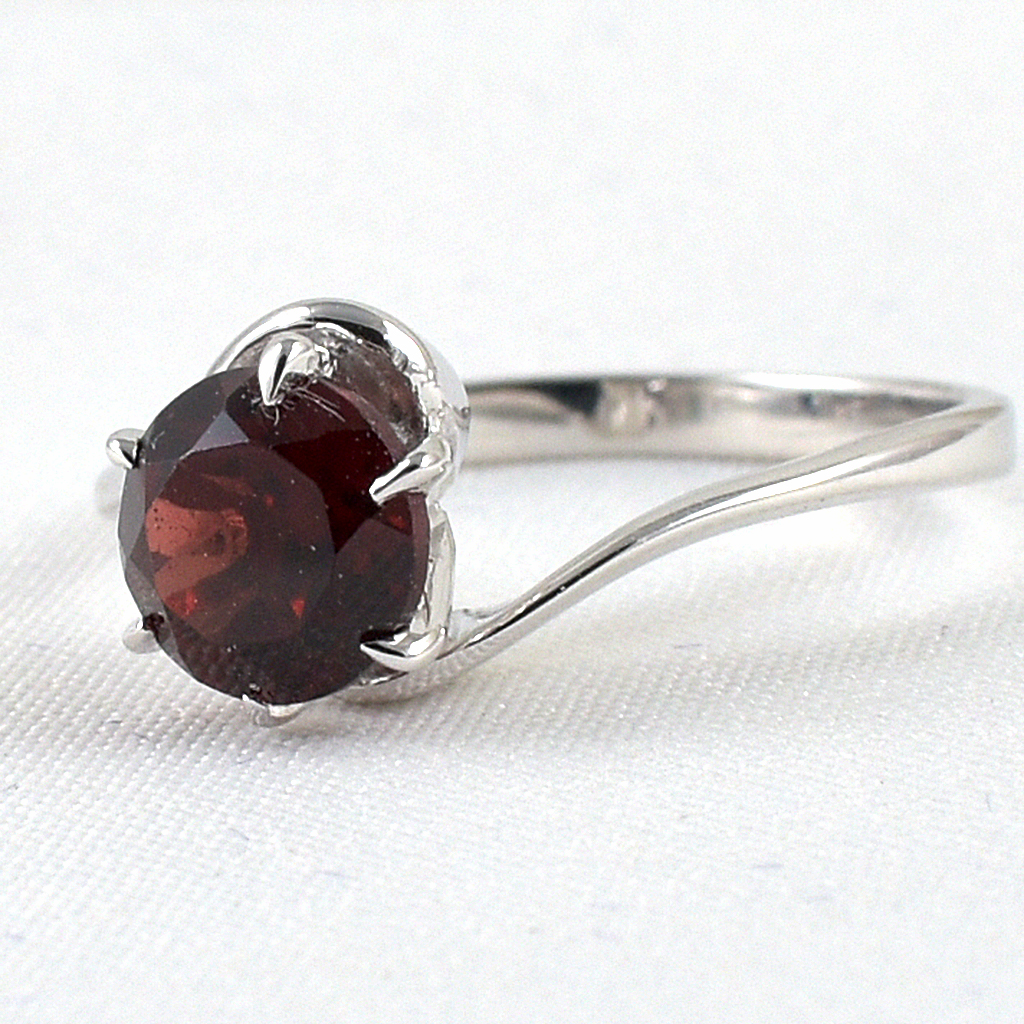 SKJewelryFactory แหวนโกเมนชูยอด พลอยขนาด 7x7 มิล ตัวเรือนเงินแท้ 92.5% ER01614-GAN
