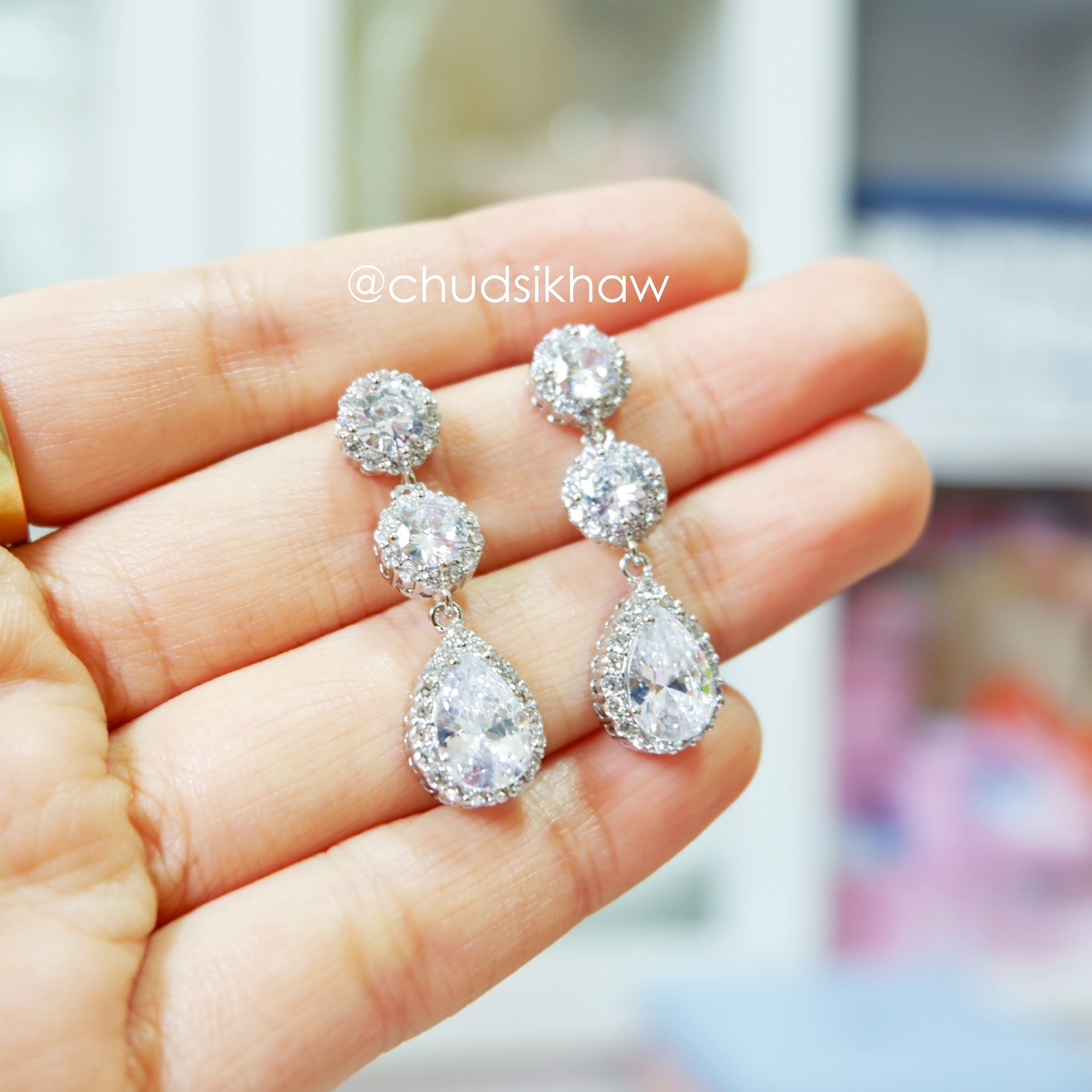 ต่างหูหลายแบบน่ารัก เล่นไฟ มุกแวววาว สวย ราคา 190 - 350 บาท