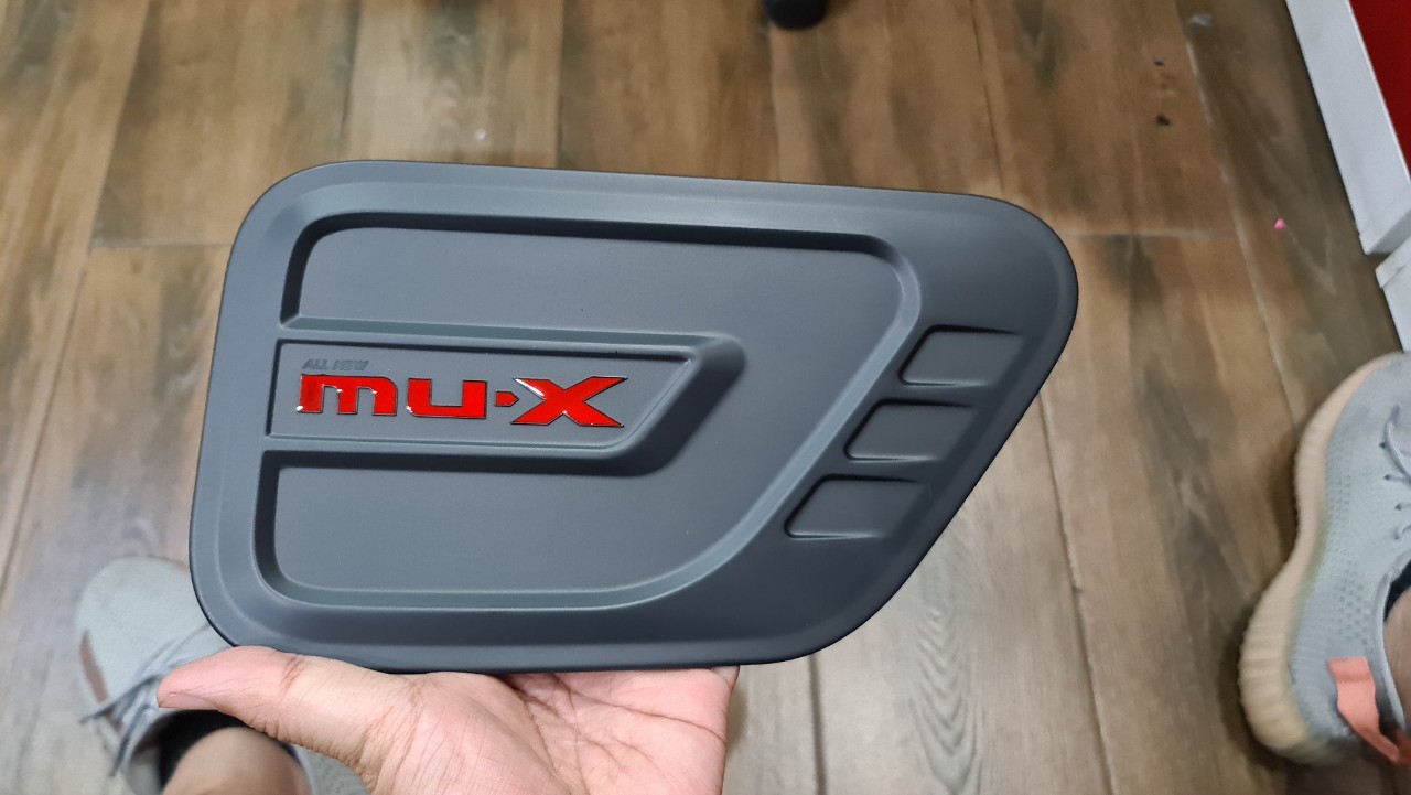 Mu-x 2021 ครอบฝาถังดำด้าน Logo แดง