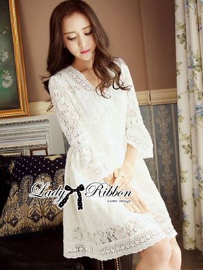 พร้อมส่ง เดรสสั้นผ้าลูกไม้ปักลายจับสม็อคเอวสีขาว