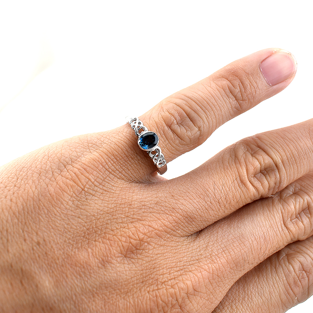 SKJewelryfactory แหวนเงินแท้ 92.5% ฝังพลอยลอนดอนบลูโทปาซแท้ สไตล์เเหวนพลอยเม็ดเดี่ยว ER01742-LBT