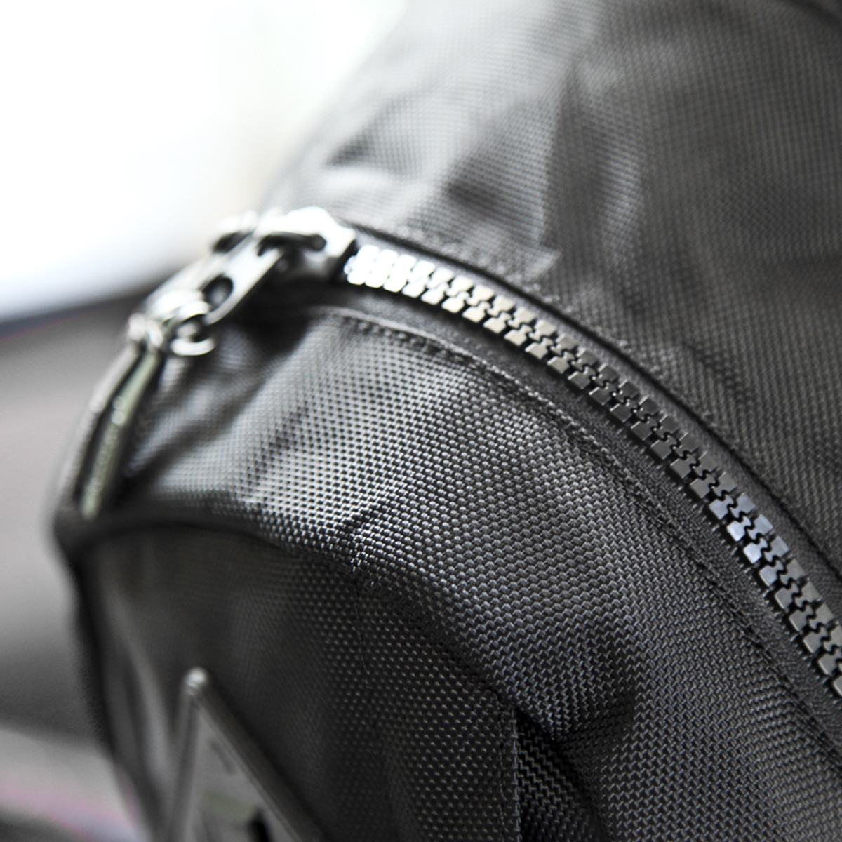 Coleman - ATLAS SLING BAG – 5 L Heater (สีเทาควันบุหรี่) コールマン ボディバッグ アトラス スリングバッグ 対応 自転車/ウォーキング