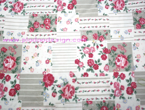 ผ้า Cotton พิมพ์ลาย สำหรับทำงานฝีมือ หรือบุชิ้นงาน - ลาย กุหลาบแดงบน patchwork โทนเขียว