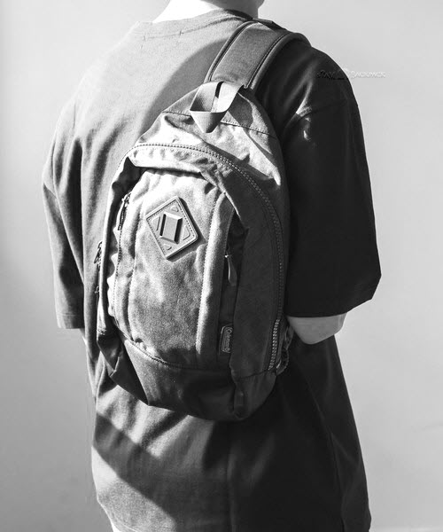 Coleman - ATLAS SLING BAG – 5 L Heater (สีเทาควันบุหรี่) コールマン ボディバッグ アトラス スリングバッグ 対応 自転車/ウォーキング