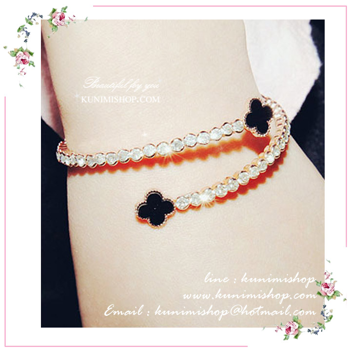   สร้อยข้อมือ สีทองชมพู           ช่วงสายกำไลประดับด้วยเพชรทั้งสาย          ตรงปลายกำไล เป็นรูปดอกไม้สีดำ          สวยแวววับ น่าใส่มากคะ                    ใส่ได้ทุกโอกาสคะ  เป็นของขวัญก็ดูดีคะ                 ขนาด :  เส้นผ่าศูนย์กลาง 5.5 cm.  
