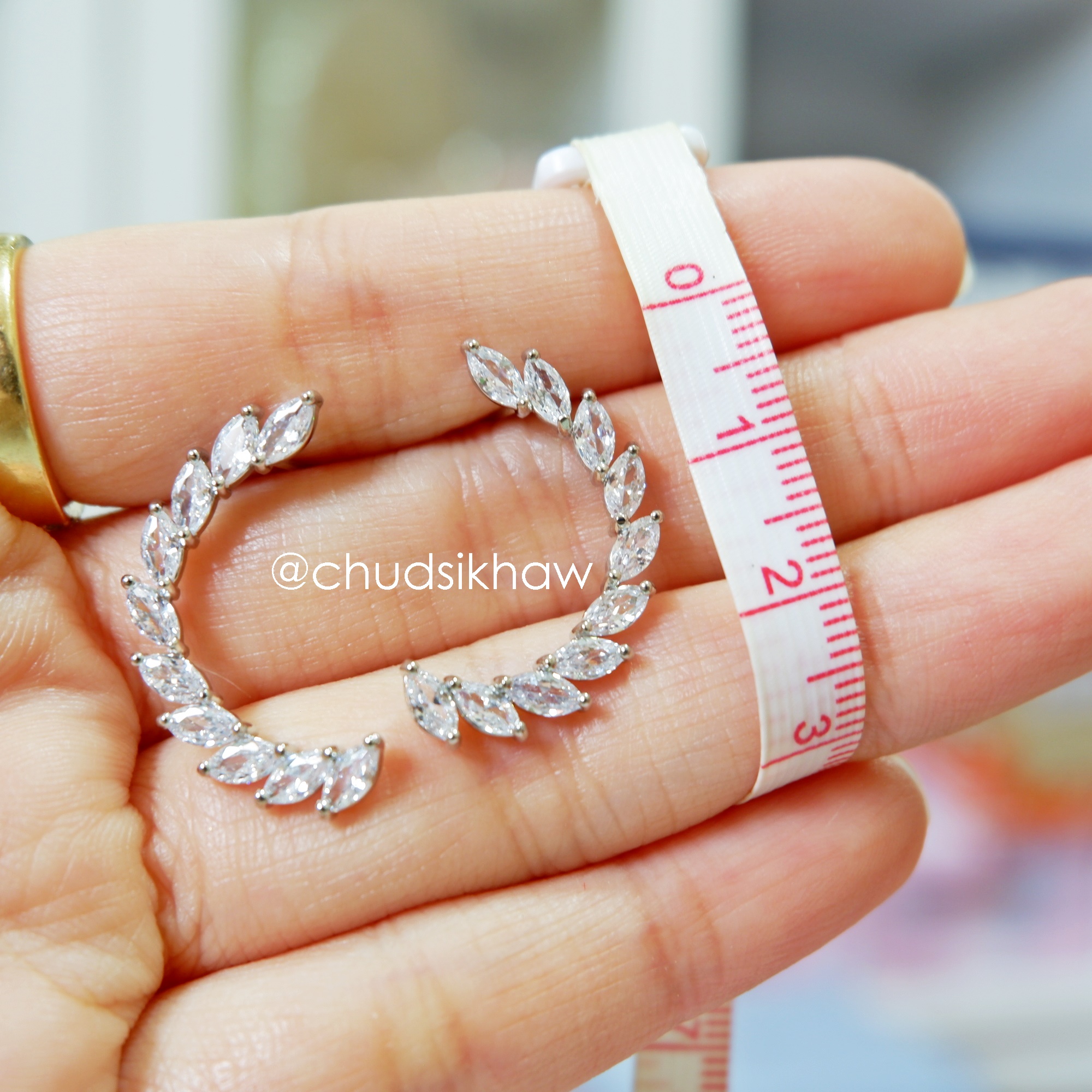 ต่างหูหลายแบบน่ารัก เล่นไฟ มุกแวววาว สวย ราคา 190 - 350 บาท