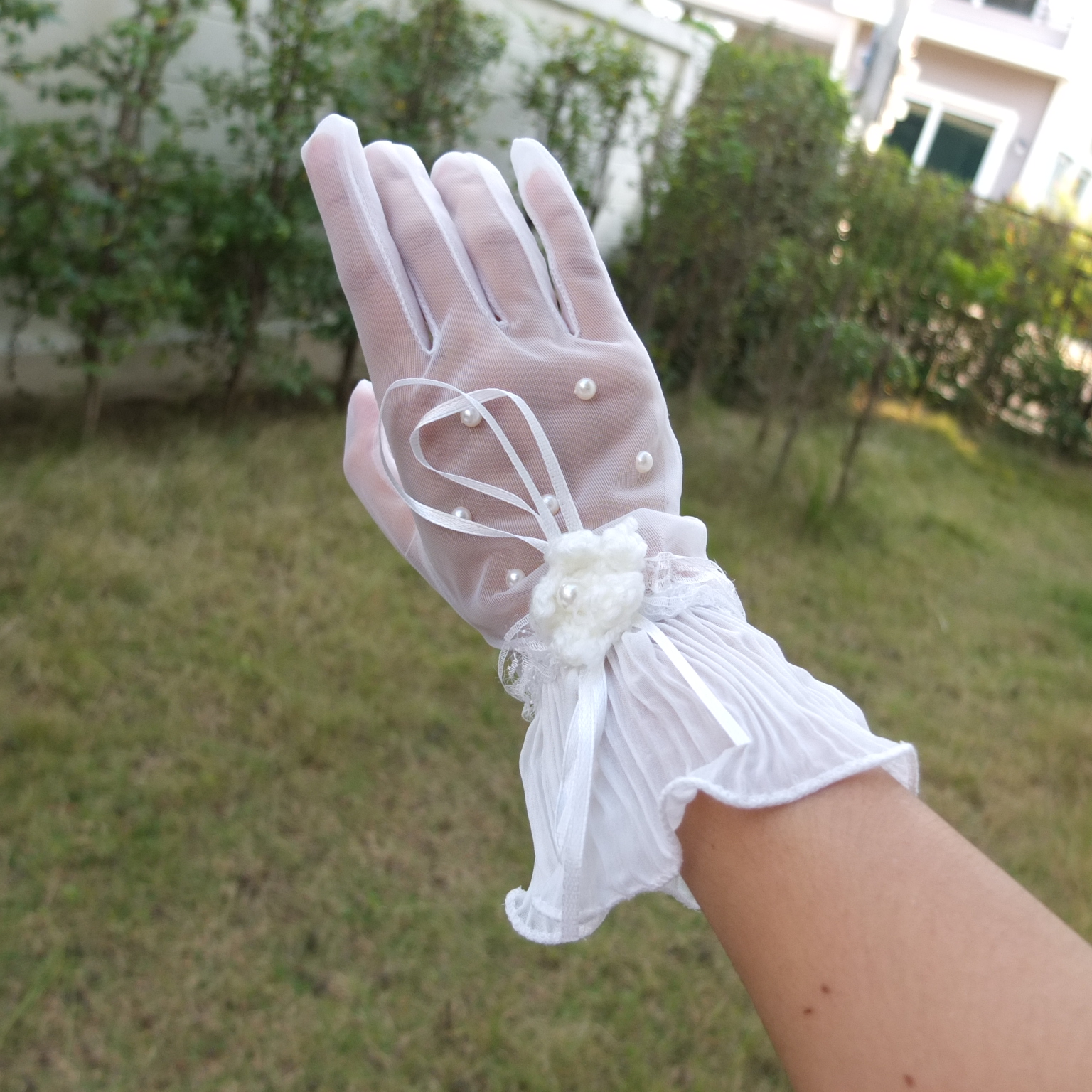 ถุงมือเจ้าสาว แบบขอบระบายพลีท ประดับดอกไม้