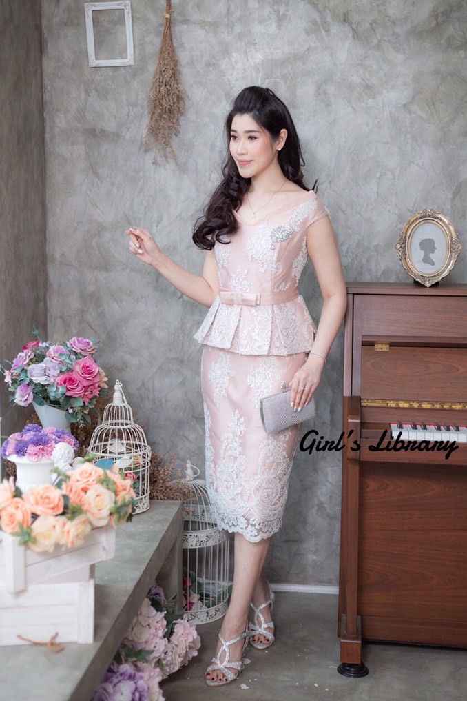 ชุดเดรสเกาหลี พร้อมส่ง ชุดเดรส ผ้าไหมปักลูกไม้คอวี
