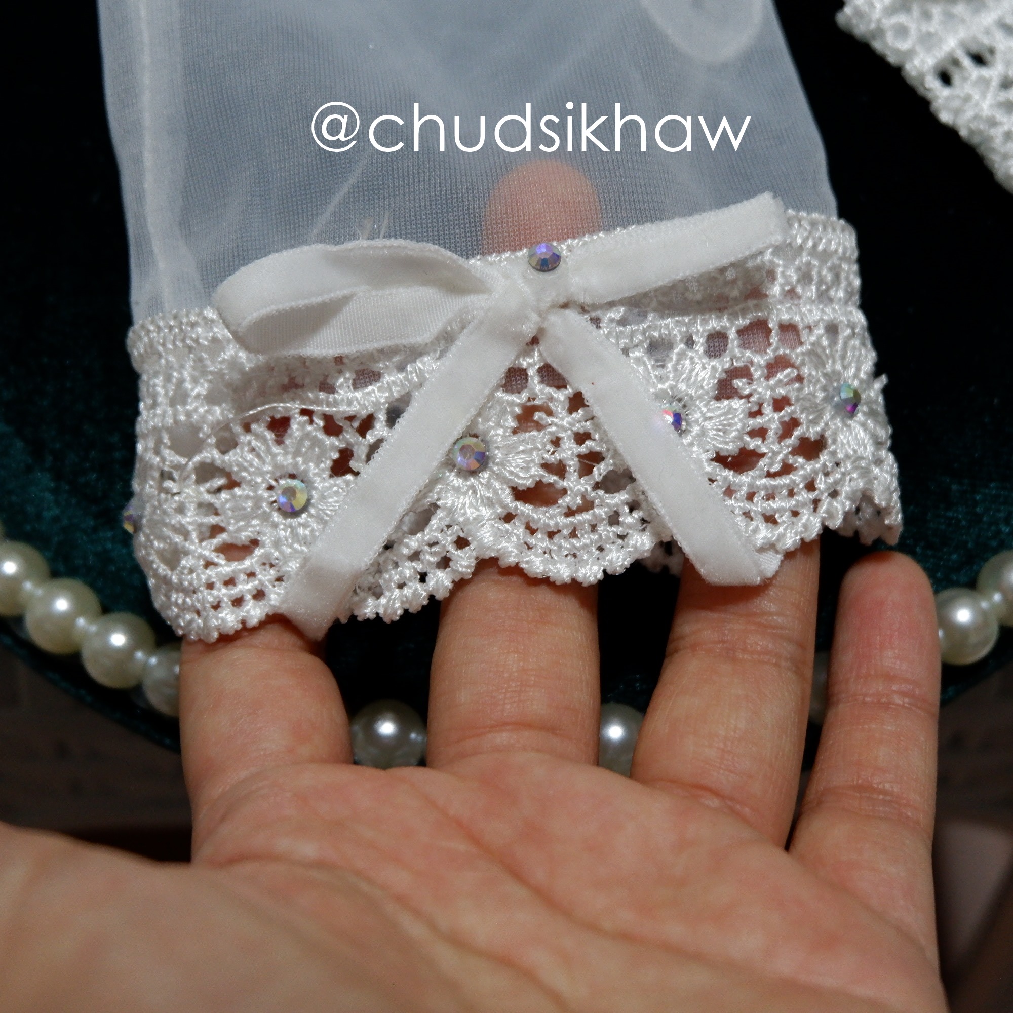 ถุงมือเจ้าสาวแบบสั้น ข้อมือประดับลูกไม้ฉลุ