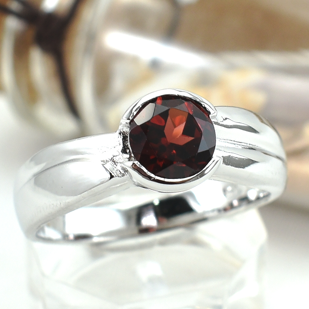SKJewelryFactory แหวนโกเมนแท้ ดีไซน์เรียบๆ เหมาะใส่ติดนิ้วตลอดเวลา ตัวเรือนเงินแท้ ER00816-GAN