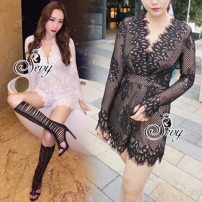 พร้อมส่ง เพลย์สูทขาสั้นคอวีตัดขอบลายลูกไม้