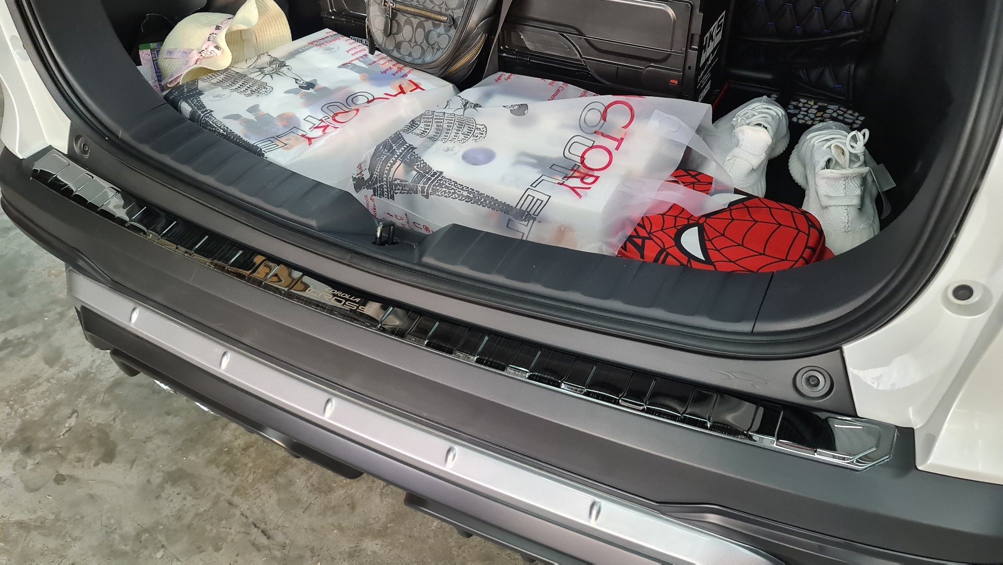 Corolla Cross กันรอยท้ายสแตนเลสรมดำ
